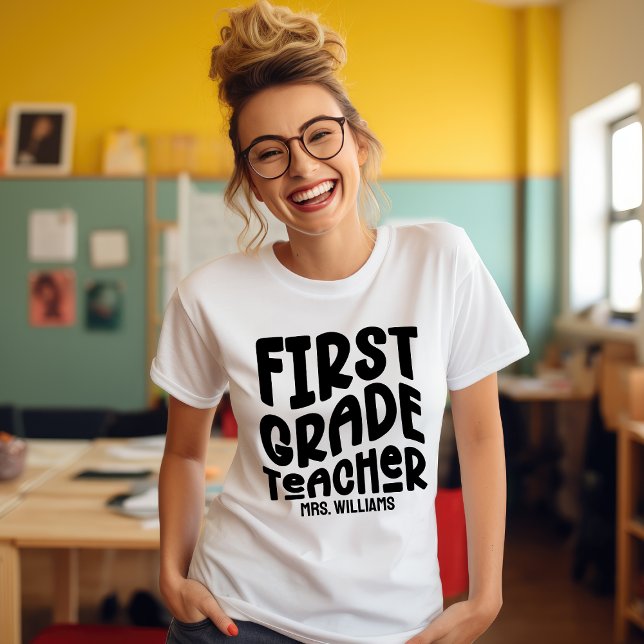  First Grade Teacher Simple Typography Design Tri-Blend Shirt (Von Creator hochgeladen)