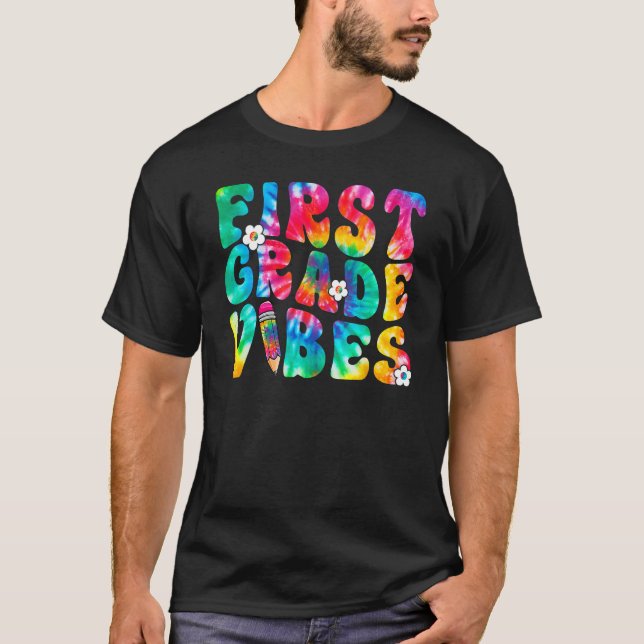 First Grade Vibes First Day Back To School Tie Dye T-Shirt (Vorderseite)