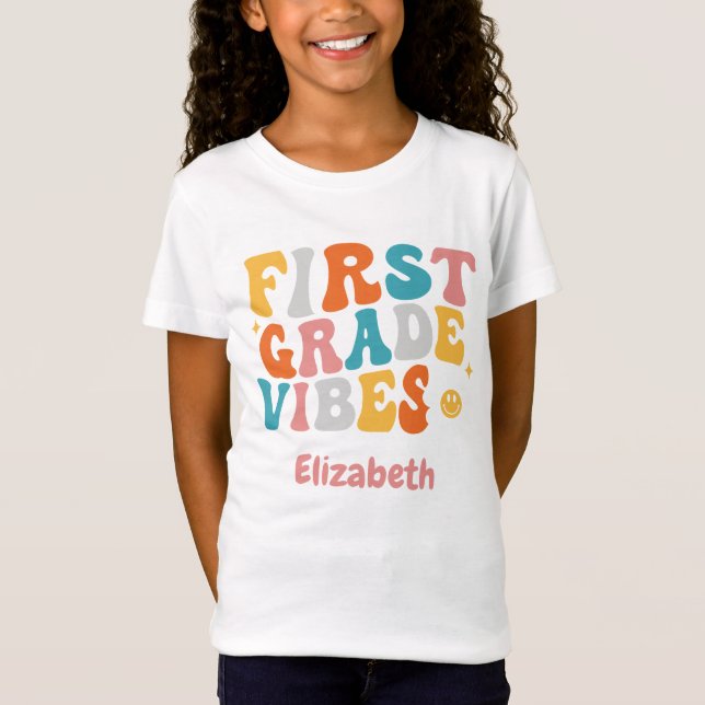 "First Grade Vibes" Groovy Zurück zur Schule T-Shirt (Vorderseite)