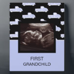 First Grandchild Blue Ultrasound Grandmuttergift Fotoplatte<br><div class="desc">Erstes Grandchild Ultrasound Foto Großeltern Ankündigung Geschenk. Blau und Schwarz.</div>