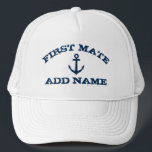 First Mate hat einen nautischen Anker und Namen Truckerkappe<br><div class="desc">Erste Mate mit nautischer Anker und individuelle Name. Vintage Typografie-Vorlage für den Begleiter des Seglers. Machen Sie Ihren eigenen personalisierten Hut für Segelreisen und Bootsausflüge. Marinebanker-Symbol mit grungenhaftem Text. Niedliche Geburtstag Geschenkidee für Partner. Machen Sie Ihre eigene Crew für Freundin, Decksfrau, Mannschaft, Yachtbesitzer, Mutter, Tante, Mutter, Schwester, Ehefrau, Sohn, Tochter,...</div>