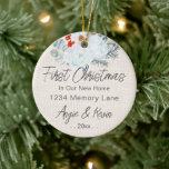 First Zuhause Christmas Keepake Ornament<br><div class="desc">Erste Weihnachten in unserem neuen Zuhause Feiertagssornament. Geben Sie einfach Ihre Informationen in die Vorlage ein,  um dieses niedliche,  benutzerdefinierte erste Zuhause-Ornament zu erstellen.</div>