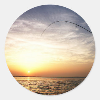 Fisch bei Sonnenaufgang an! Runder Aufkleber