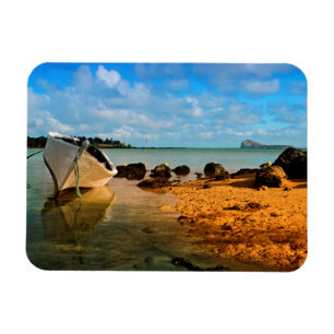 Fischboot an einem mauritianischen Strand mit Inse Magnet