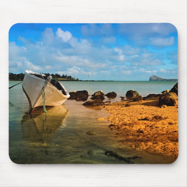Fischboot an einem mauritianischen Strand mit Inse Mousepad (Vorne)