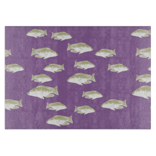 Fische auf lila schneidebrett