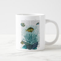 Fische, blaue Muscheln und Korallen