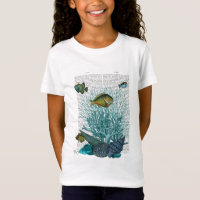 Fische, blaue Muscheln und Korallen