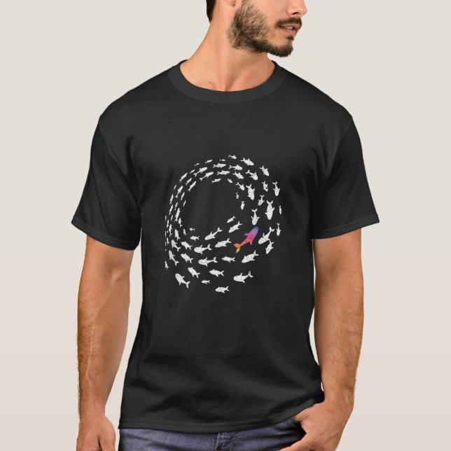Fische, die gegen den Strom schwimmen, sind anders T-Shirt (Vorderseite)