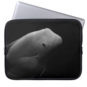 Fische im Tank - Schwarz-Weiß-Kunstfotos Laptopschutzhülle