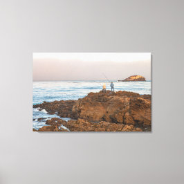 Fischer an der Rocky Shoreline bei Sunrise Leinwanddruck