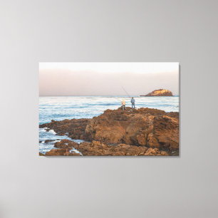 Fischer an der Rocky Shoreline bei Sunrise Leinwanddruck