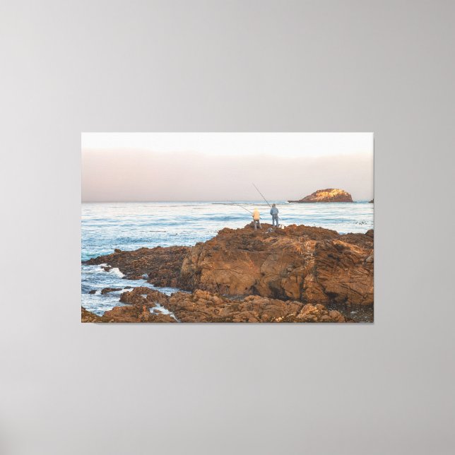 Fischer an der Rocky Shoreline bei Sunrise Leinwanddruck (Vorderseite)