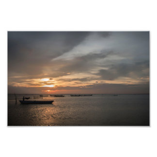 Fischer bei Sonnenuntergang am Strand Fotodruck