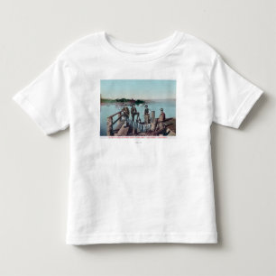 Fischer, die den Fang des Tages zeigen Kleinkind T-shirt