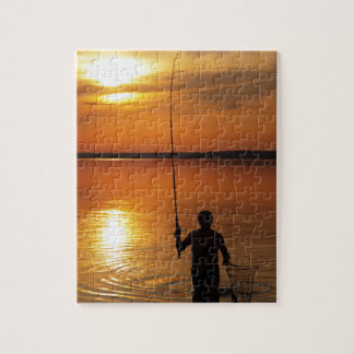 Fischer fängt Fische, indem er spinnt