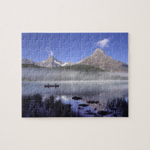Fischer im Kanu auf dem Waterfowl Lake, Banff