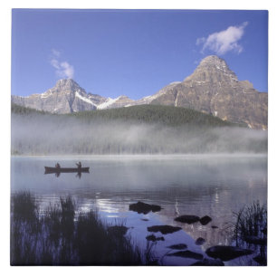 Fischer im Kanu auf dem Waterfowl Lake, Banff Fliese