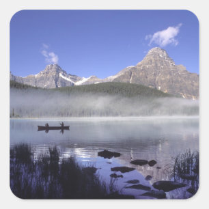 Fischer im Kanu auf dem Waterfowl Lake, Banff Quadratischer Aufkleber