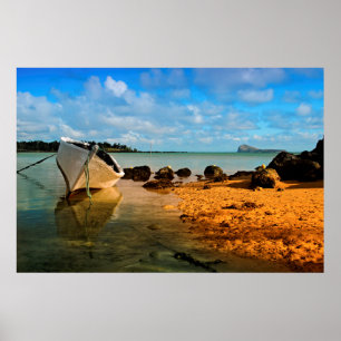 Fischerboot am mauritischen Strand mit Insel Poster