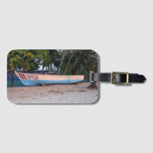 Fischerboot am Strand von Tamarindo, Costa Rica Gepäckanhänger