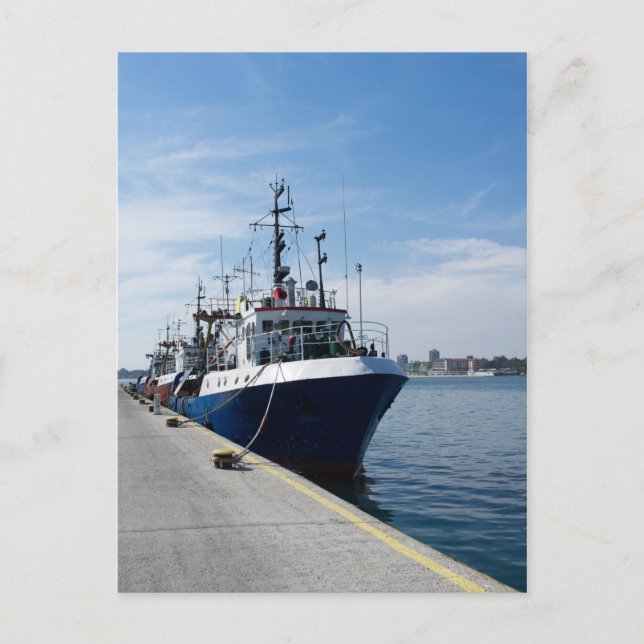 Fischerboot auf Ankerplätzen Postkarte (Vorderseite)