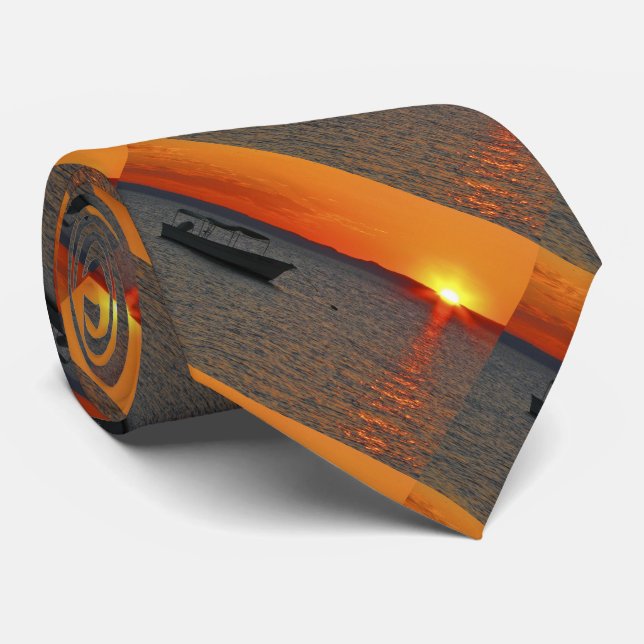 Fischerboot bei Sonnenuntergang, Orange Sky Krawatte (Gerollt)
