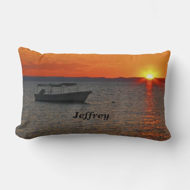 Fischerboot bei Sonnenuntergang Personalisierter N Lendenkissen (Vorderseite)