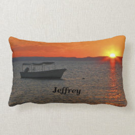 Fischerboot bei Sonnenuntergang Personalisierter N Lendenkissen