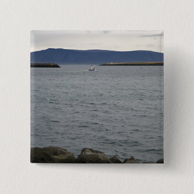 Fischerboot, das Hafen, Reykjavik, Island verlässt Button (Vorderseite)