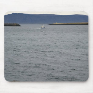 Fischerboot, das Hafen, Reykjavik, Island verlässt Mousepad