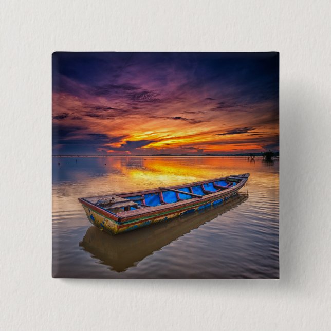Fischerboot dem Strand an des Sonnenaufgang-| Button (Vorderseite)