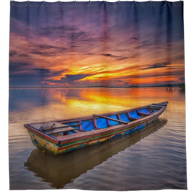 Fischerboot dem Strand an des Sonnenaufgang-| Duschvorhang (Vorderseite)