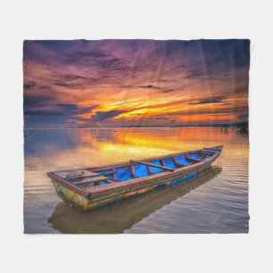 Fischerboot dem Strand an des Sonnenaufgang- Fleecedecke