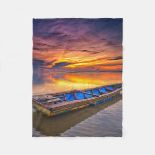 Fischerboot dem Strand an des Sonnenaufgang-  Fleecedecke