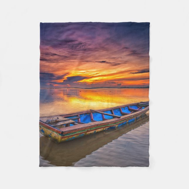 Fischerboot dem Strand an des Sonnenaufgang-| Fleecedecke (Vorderseite)