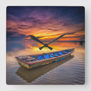Fischerboot dem Strand an des Sonnenaufgang-  Quadratische Wanduhr