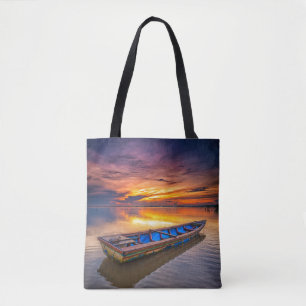 Fischerboot dem Strand an des Sonnenaufgang-  Tasche