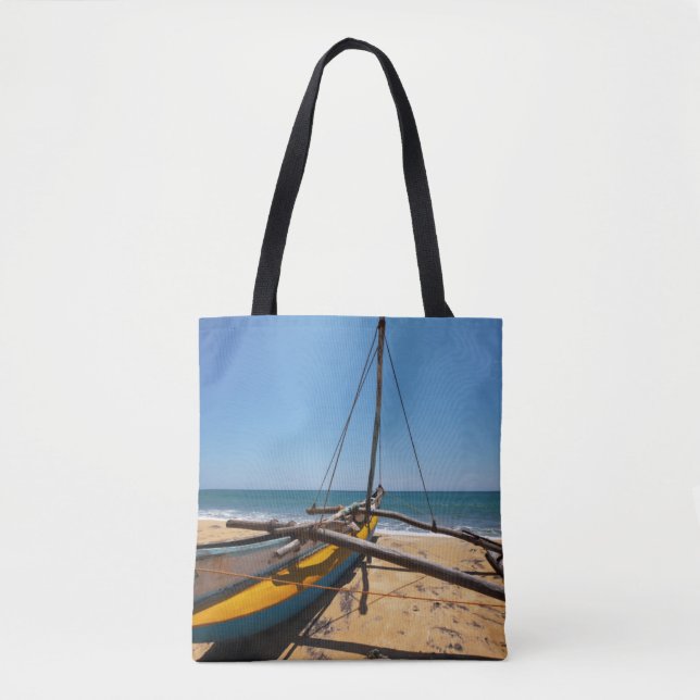 Fischerboot festgemacht auf Strand Tasche (Vorderseite)