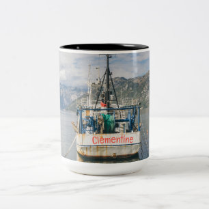 Fischerboot in der malerischen Bucht Zweifarbige Tasse