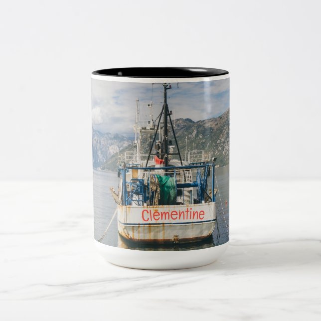 Fischerboot in der malerischen Bucht Zweifarbige Tasse (Mittel)
