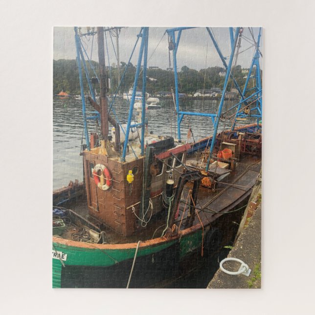 Fischerboot, Tobermory, Insel Mull, Schottland (Vertikal)
