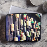 Fischerboote auf dem rustikalen Gebäude Laptop-Sie Laptopschutzhülle<br><div class="desc">Farbenfrohe Fischerflöße und Netze hängen von diesem rustikalen Gebäude,  das eine Art Kunst für sich schafft. Jeder Schwimmer ist einzigartig und hat eine oder zwei Angelgeschichten zu erzählen,  und die Szene erinnert an Sommertage mit reichlich Meeresfrüchten und Salzluft.</div>