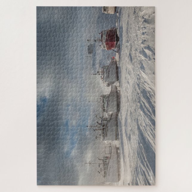 Fischerboote im Schnee (Vertikal)