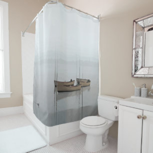 Fischerboote im weich grauen, grauen Wasser u. im Duschvorhang