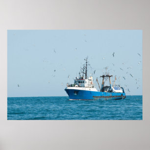 Fischereifahrzeug kehrt zurück zum Hafen Poster