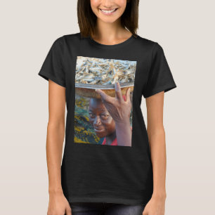 Fischhändler in Saint-Louis, Senegal T-Shirt