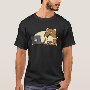 Fischkatze trinkt Kaffee und schaut Leptop T-Shirt
