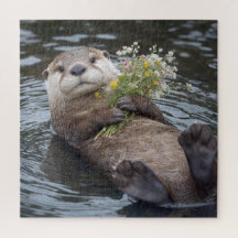 Fischotter schwimmt mit Wildblumenstrauß