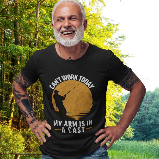 Fisherman with 'Can’t Work My Arm is in a Cast' T-Shirt (Von Creator hochgeladen)